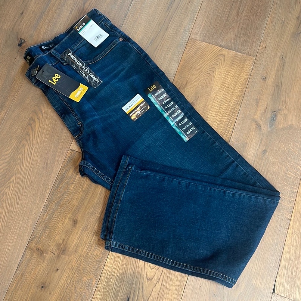 🔹Lee Classic Fit Jeans